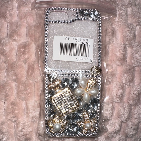 💎 Glam Luxe Samsung Z Flip 5 Case – Rhinestone & Pearl Charm - Picture 1 of 6
